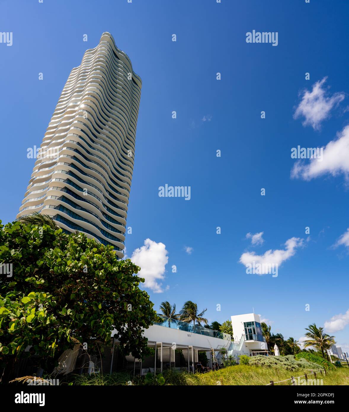 Sunny Isles Beach, FL, USA - 26. September 2021: Regalia Condominium Sunny Isles Beach FL. Jeder Besitzer hat die gesamte Etage Stockfoto