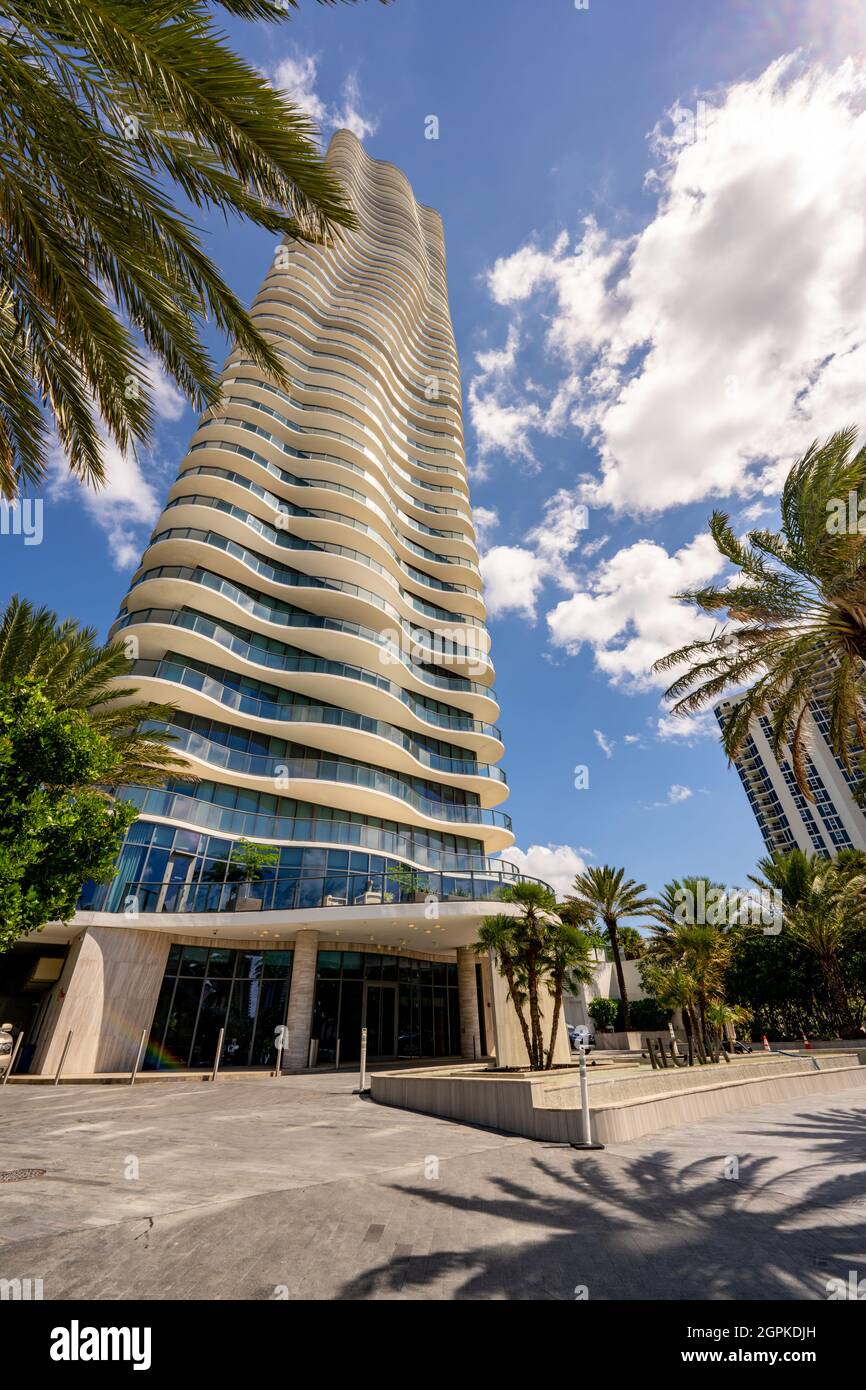 Sunny Isles Beach, FL, USA - 26. September 2021: Regalia Condominium Sunny Isles Beach FL. Jeder Besitzer hat die gesamte Etage Stockfoto