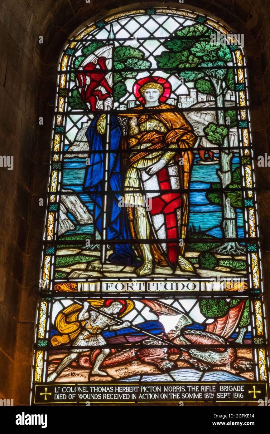 England, Winchester, Hospital of St Cross, die Kirche, Buntglasfenster, das St. George beim Töten des Drachen zeigt Stockfoto