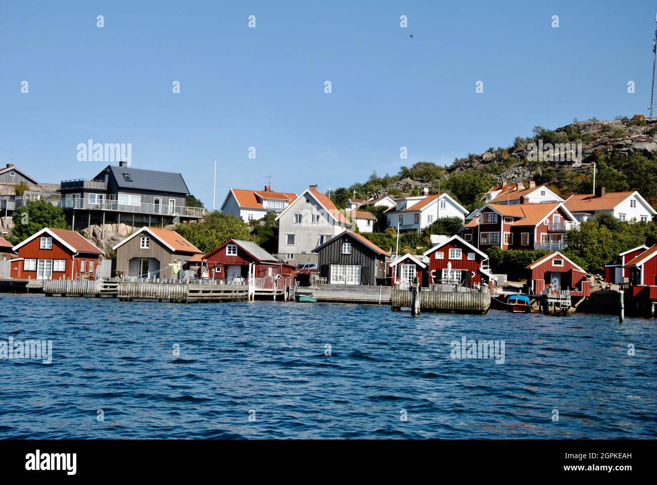 Fischerhütten am Ufer, Fjällbacka, Schweden Stockfoto