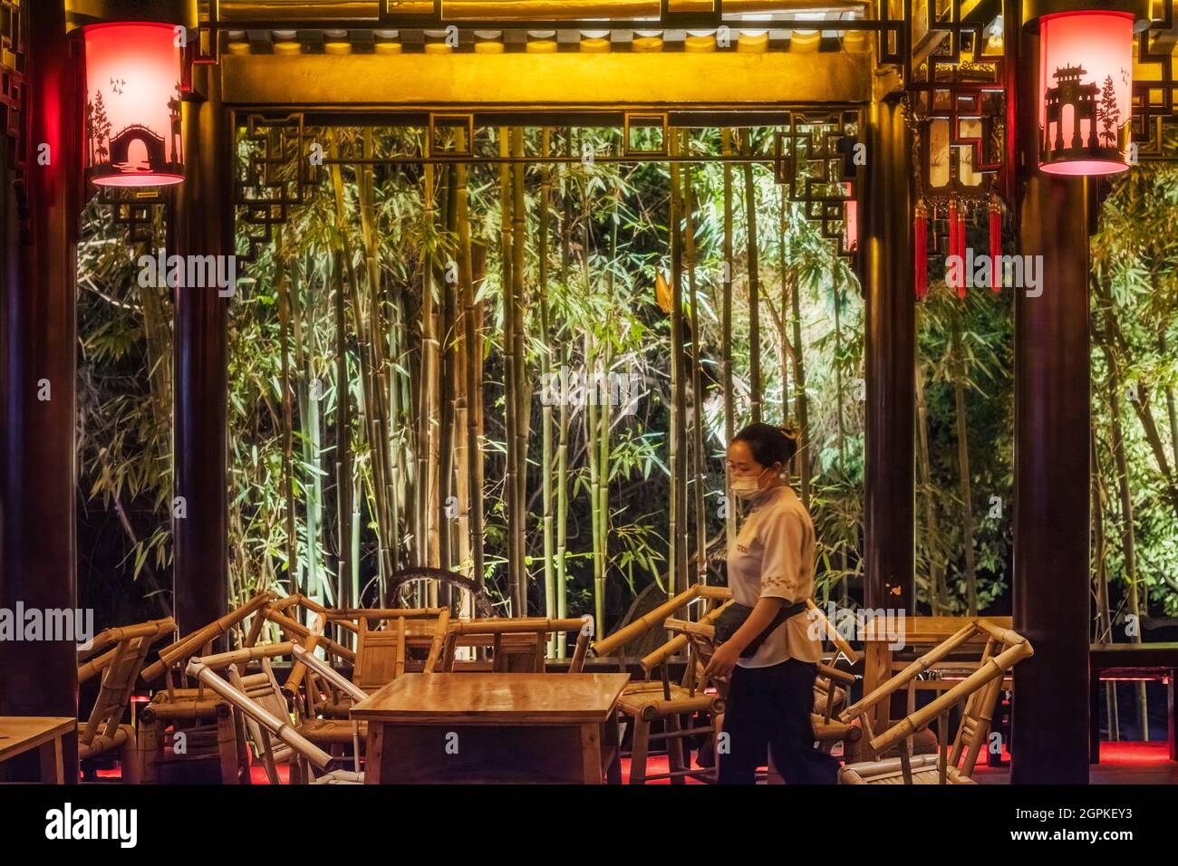 Chengdu, Provinz Sichuan, China - 1. September 2021: Kellnerin in Heming antikes Teehaus, das nachts im Volkspark beleuchtet wird Stockfoto