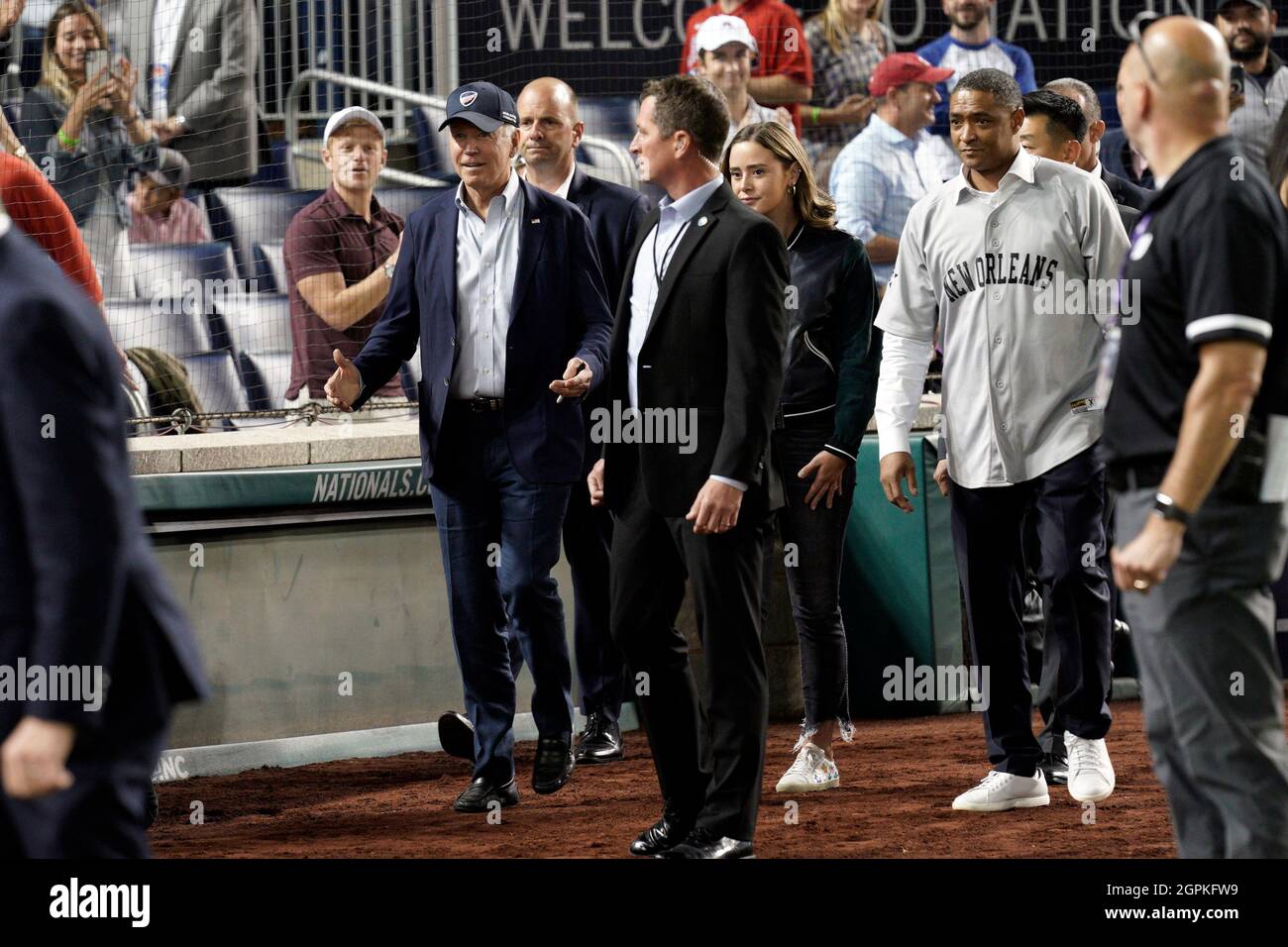 Washington, USA. September 2021. US-Präsident Joe Biden nimmt am 29. September 2021 am Kongress-Baseballspiel für wohltätige Zwecke im Nationals Park in Washington Teil. Foto von Yuri Gripas/Pool/Sipa USA Quelle: SIPA USA/Alamy Live News Stockfoto