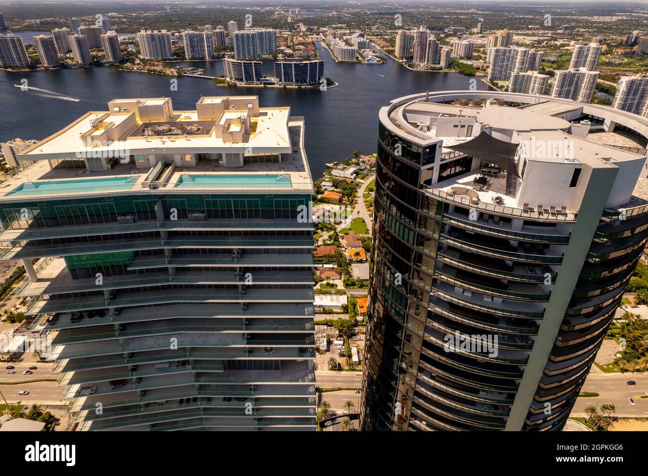 Sunny Isles Beach, FL, USA - 26. September 2021: Luftaufnahme der Turnberry Ocean Club Residences und des Porsche Design Tower Stockfoto