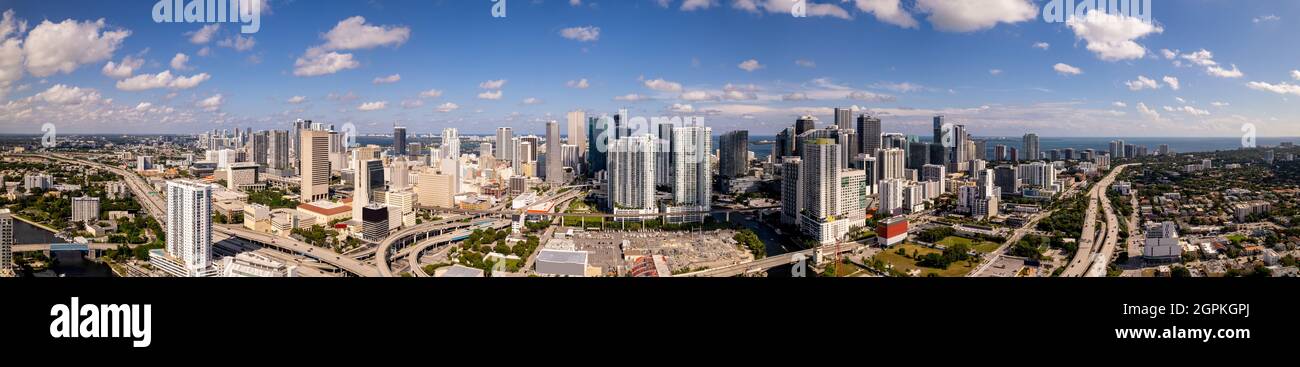 Luftpanorama Downtown Miami und Brickell von der Westseite aus gesehen Stockfoto