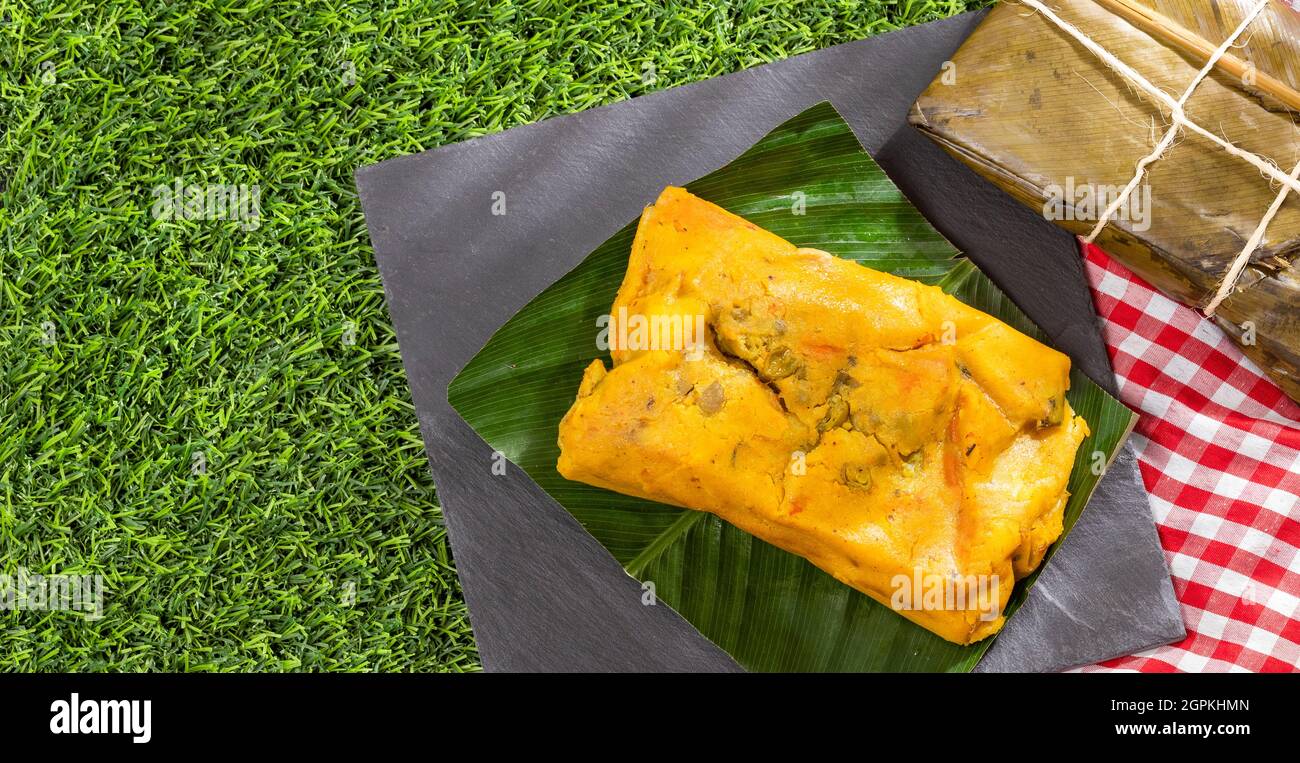 Tamale Typisches Kolumbianisches Essen In Bananenblättern Verpackt Stockfoto