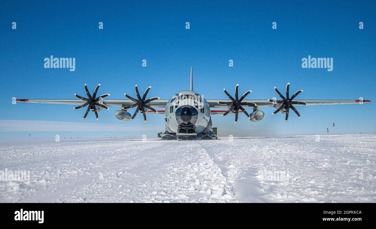 Ein LC-130 Skibird, der dem 109. Luftliftflügel zugewiesen wurde, macht sich bereit für den Start im Raven Camp auf der Grönländischen Eiskappe. Das Raven Camp wird verwendet, um Mitglieder bei der Landung auf Eislaufbahnen, polaren Lufttropfen und beim Betrieb unter Schnee- und Eisbedingungen zu Schulen. (USA Foto der Air National Guard von Maj. David Price) Stockfoto