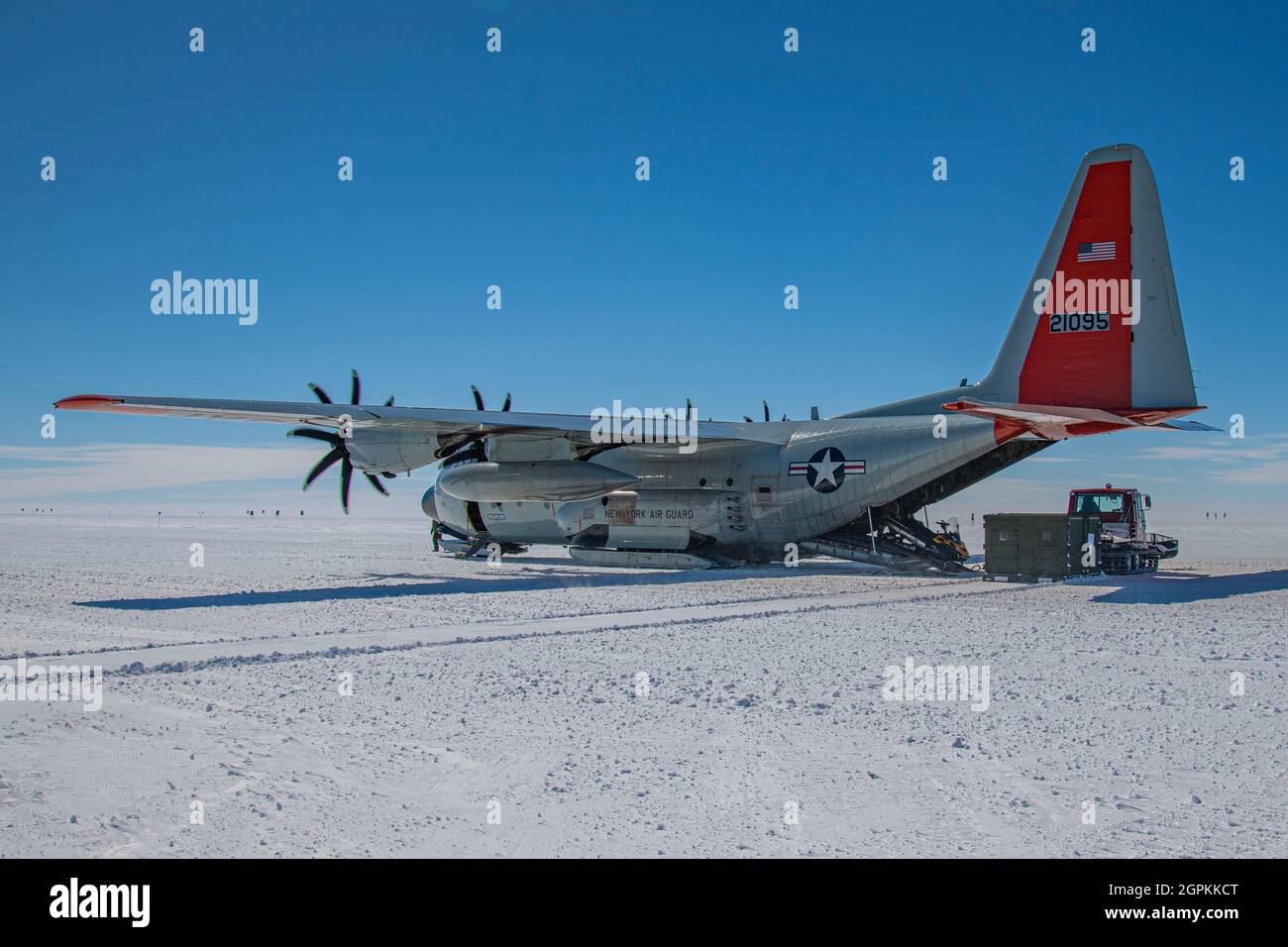 Ein LC-130 Skibird, der dem 109. Luftlift-Flügel zugewiesen ist, operiert im Raven Camp auf der Grönländischen Eiskappe. Das Raven Camp wird verwendet, um Mitglieder bei der Landung auf Eislaufbahnen, polaren Lufttropfen und beim Betrieb unter Schnee- und Eisbedingungen zu Schulen. (USA Foto der Air National Guard von Maj. David Price) Stockfoto