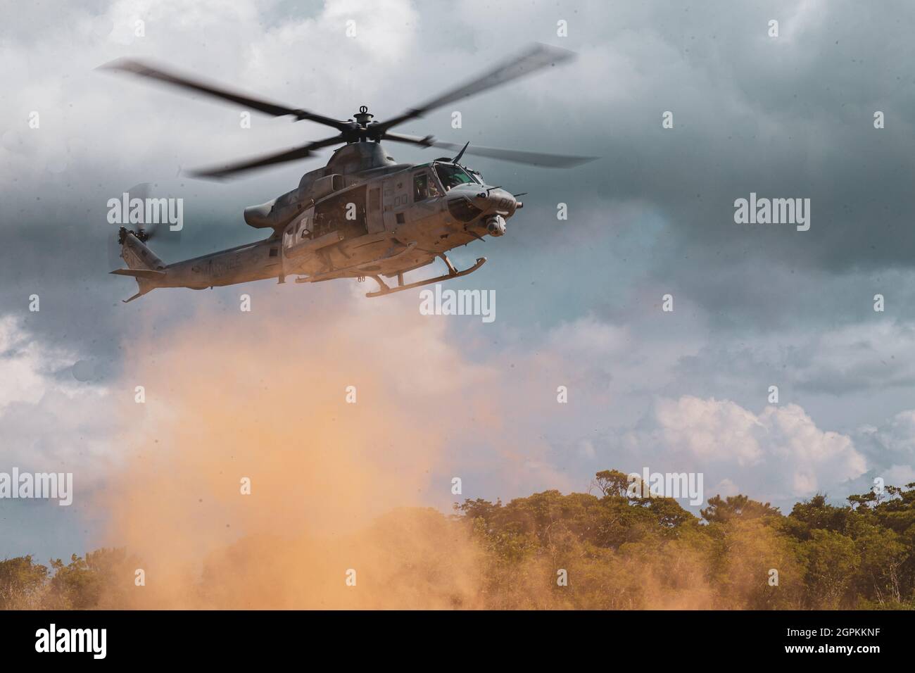 Ein US Marine Corps UH-1Y Venom Helikopter, der dem Light Attack Helicopter Squadron (HMLA) 169, dem 1. Marine Aircraft Wing, zugewiesen wurde (der im Rahmen des Unit Deployment Programms nach Okinawa eingesetzt wurde), bereitet sich auf die Landung während eines Vorwärts-Waffen- und Betankungspunkts (FARP) im Central Training Area, Okinawa, Japan, 22. September 2021 vor. Dies war das erste Mal, dass Marines mit Marine Air Control Squadron (MACS) 4 und Combat Logistics Regiment 3 ein FARP ohne elektronischen Fußabdruck durchführten, was die Fähigkeit zeigte, Expeditions-Advanced-Basen unentdeckt zu etablieren. (USA Marine Corps Foto von Lance CPL. Nur Stockfoto