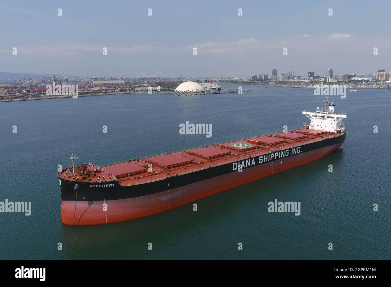 Ein Frachtschiff der Diana Shipping Inc. Wartet am Mittwoch, den 29. September 2021, auf die Anklagebank vor dem Hafen von Long Beach in Long Beach, Kalif = Stockfoto