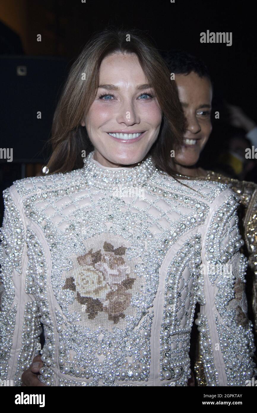 Carla Bruni nimmt am 29. September 2021 am Balmain Festival im Rahmen