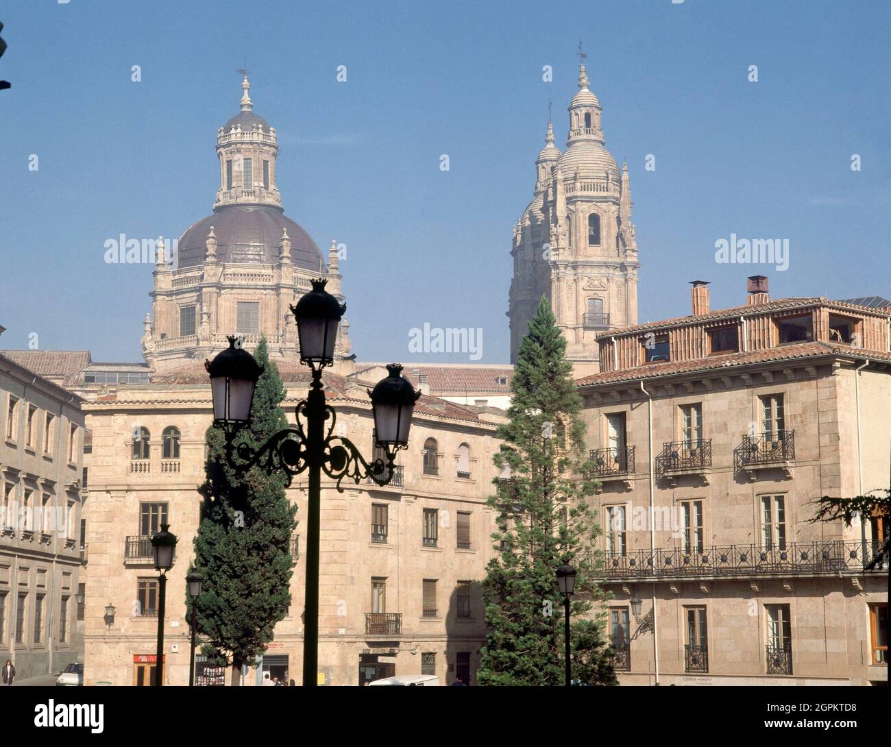 CUPULA DE LA CLERECIA - (DETRAS DE UN EDIFICIO )-. Lage: AUSSEN. SALAMANCA. SPANIEN. Stockfoto