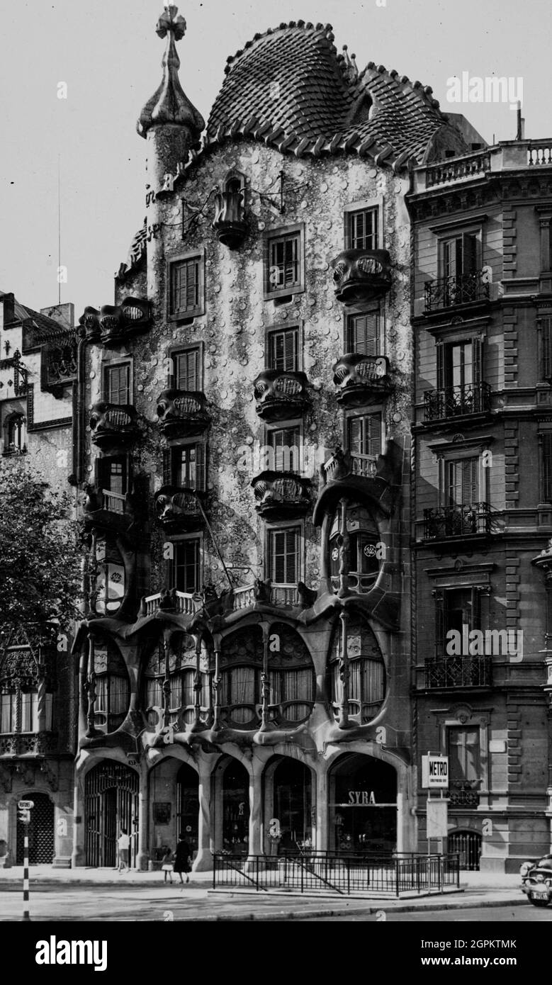 1960-Casa Batlló von Gaudí (1904-1906): Im Erdgeschoss in Richtung der SYRA Art Gallery und davor befindet sich eine U-Bahnstation der ersten Linie von Barcelona (1924-1926). Stockfoto