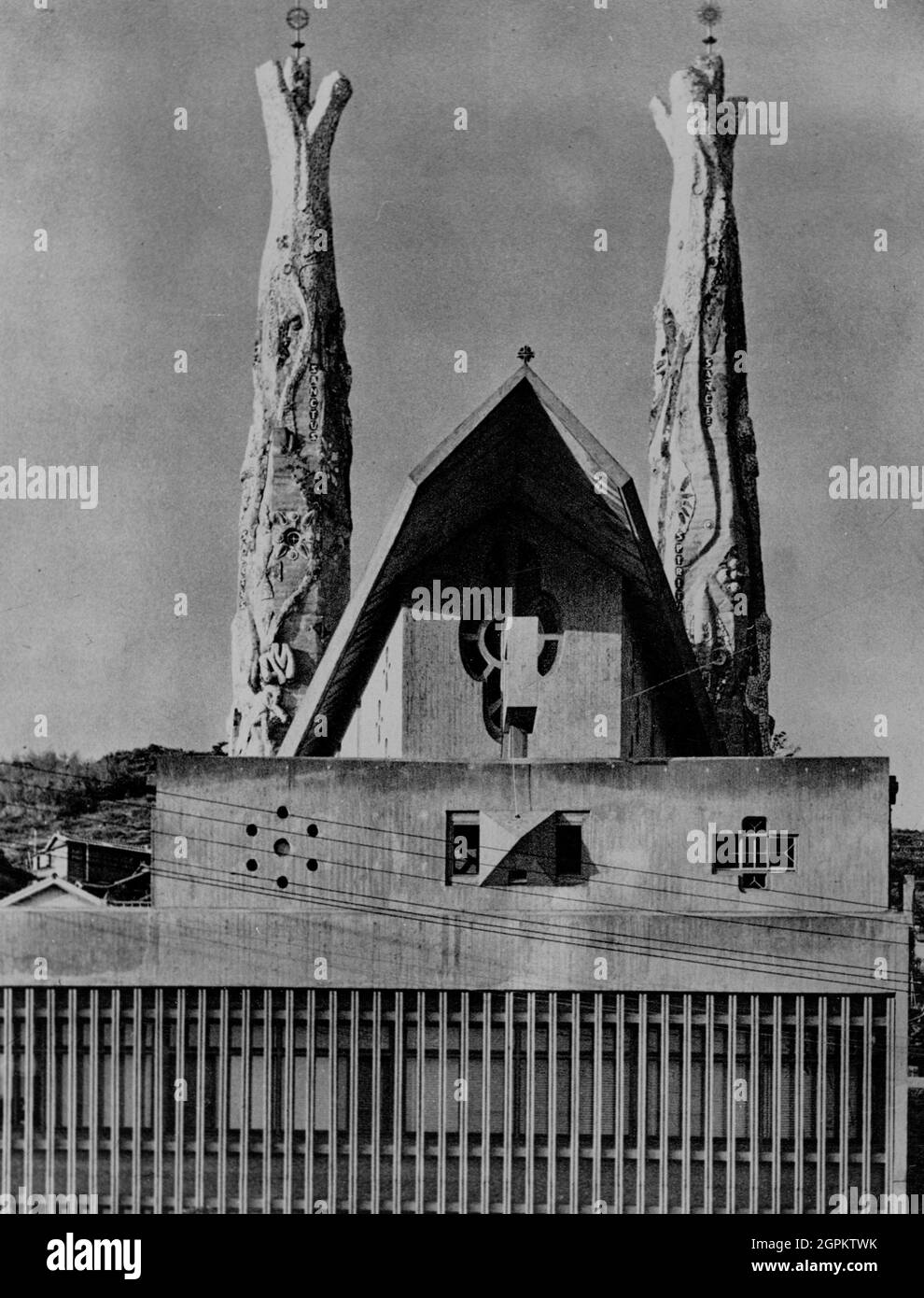 Kirche des heiligen Philippus von Jesus, in der Gedenkstätte für die 26 Märtyrer Japans (Nagasaki). Es ist ein Werk des Architekten Kenji Imai, der 1926, kurz nach Gaudí Tod, nach Barcelona reiste. Er war so beeindruckt von Gaudí Werk, dass er zum Katholizismus konvertierte, diese Kirche in seinem Land baute und Gaudí Präsident des Vereins der Freunde von 1962 in Japan war. Stockfoto