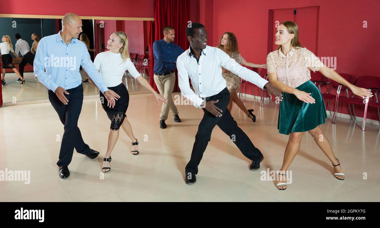 Menschen, die Tap-Dance-Bewegungen lernen Stockfoto