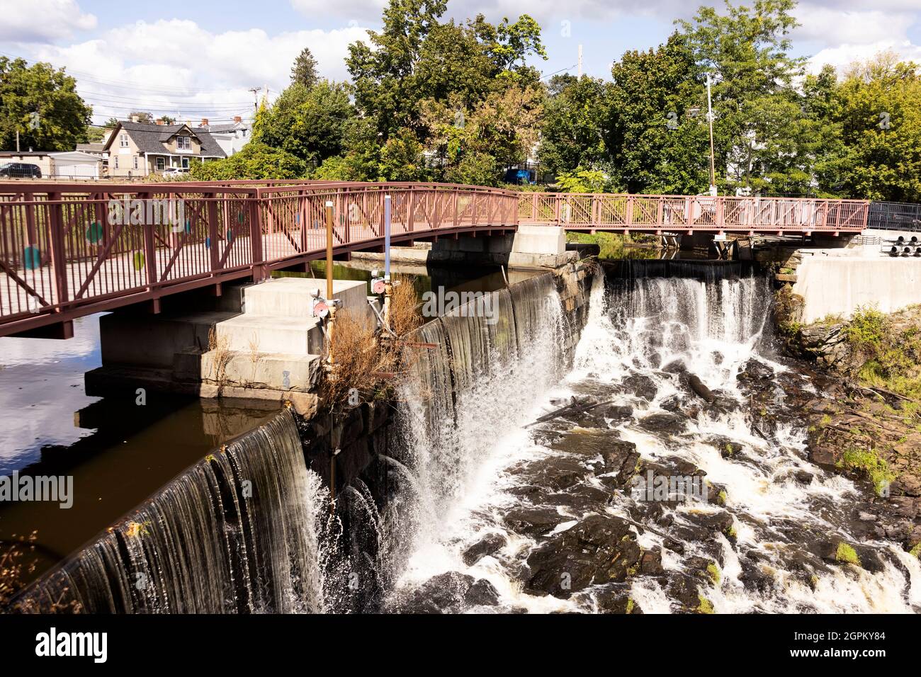 Francis T. Roberge Memorial Bridge im Spiggot Falls River Walk Park am Spicket River in der Innenstadt von Methuen, MA, USA. Stockfoto