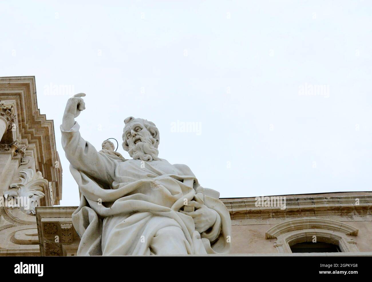 Statue des Heiligen Paulus vor Syrakus Dom, Piazza Duomo, Ortygia, Syrakus, Sizilien, Italien Stockfoto