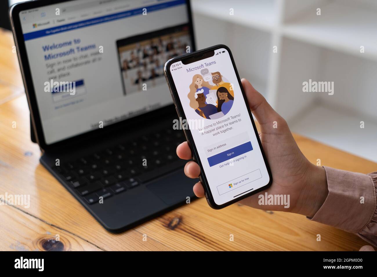 CHIANG MAI, THAILAND - SEP 29, 2021 : Ein von zu Hause aus arbeitender Mitarbeiter lädt die soziale Plattform von Microsoft Teams herunter, die für Remote-Arbeiten bereit ist Stockfoto