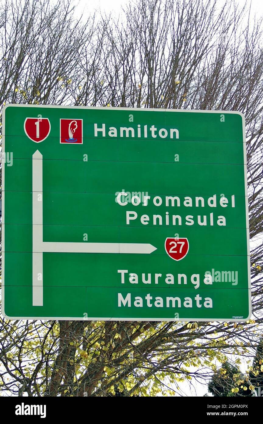 Ein neuseeländisches Straßenschild weist nach Hamilton, der Coromandel Peninsula, Tauranga und Matamata auf der Nordinsel. Stockfoto