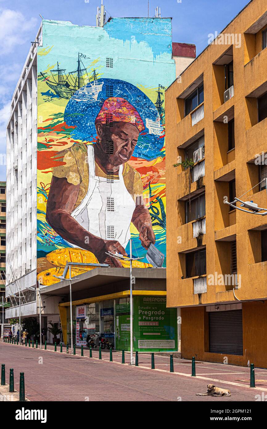 Großes Wandbild einer Fischfängerin an der Seitenfassade eines Bürogebäudes, La Matuna, Cartagena de Indias, Kolumbien. Stockfoto