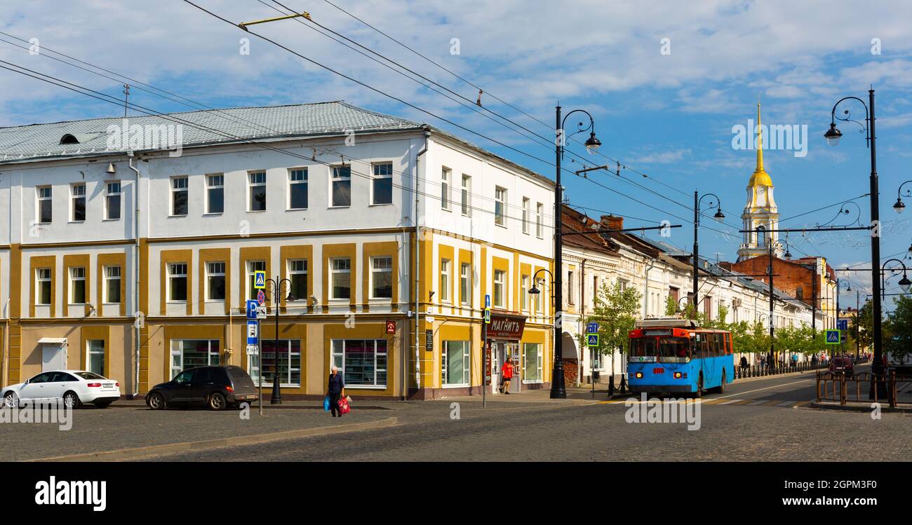 Blick auf die Krestovaya Straße in Rybinsk mit Blick auf den Glockenturm der Verklärung Kathedrale Stockfoto