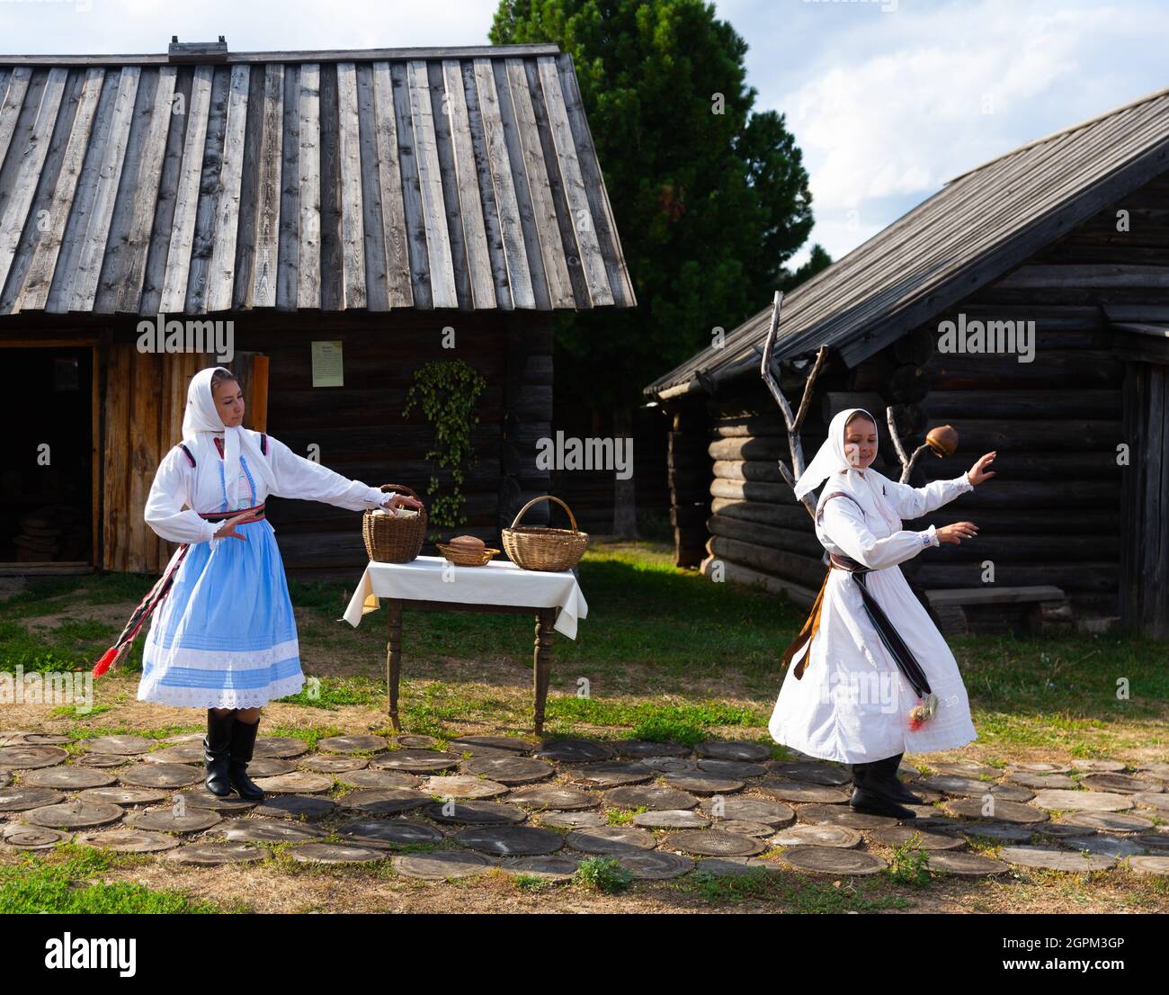 Tanzende Künstlerinnen im Ethnographischen Freilichtmuseum Mari Stockfoto