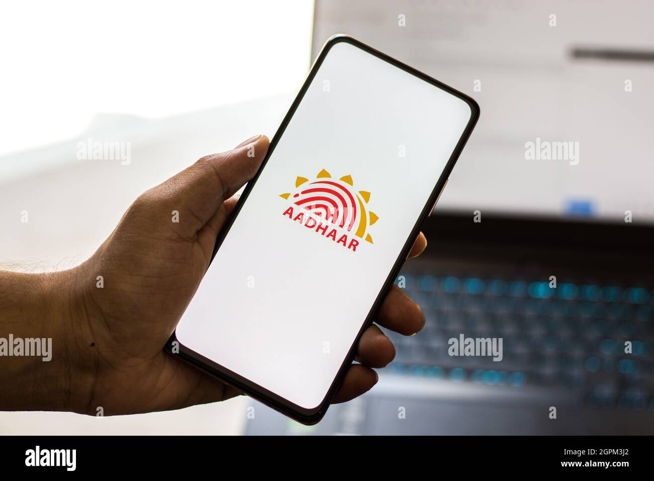 West Bangal, Indien - 28. September 2021 : Aadhaar-Logo auf Telefonbildschirm Stock image. Stockfoto