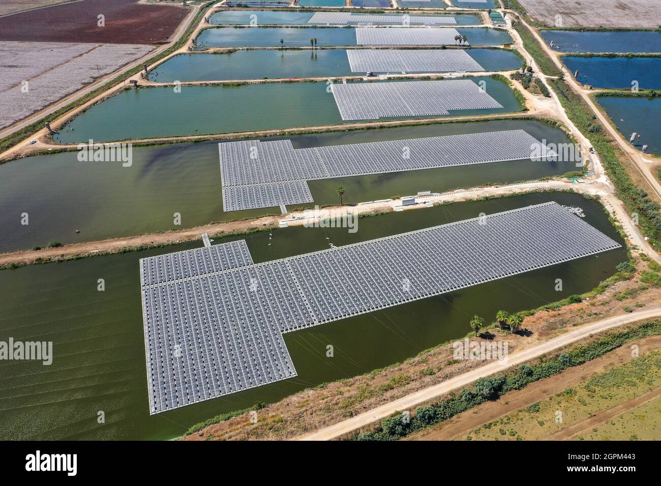 Schwimmende Sonnenkollektoren in einem großen Wasserreservoir, Luftansicht. Stockfoto