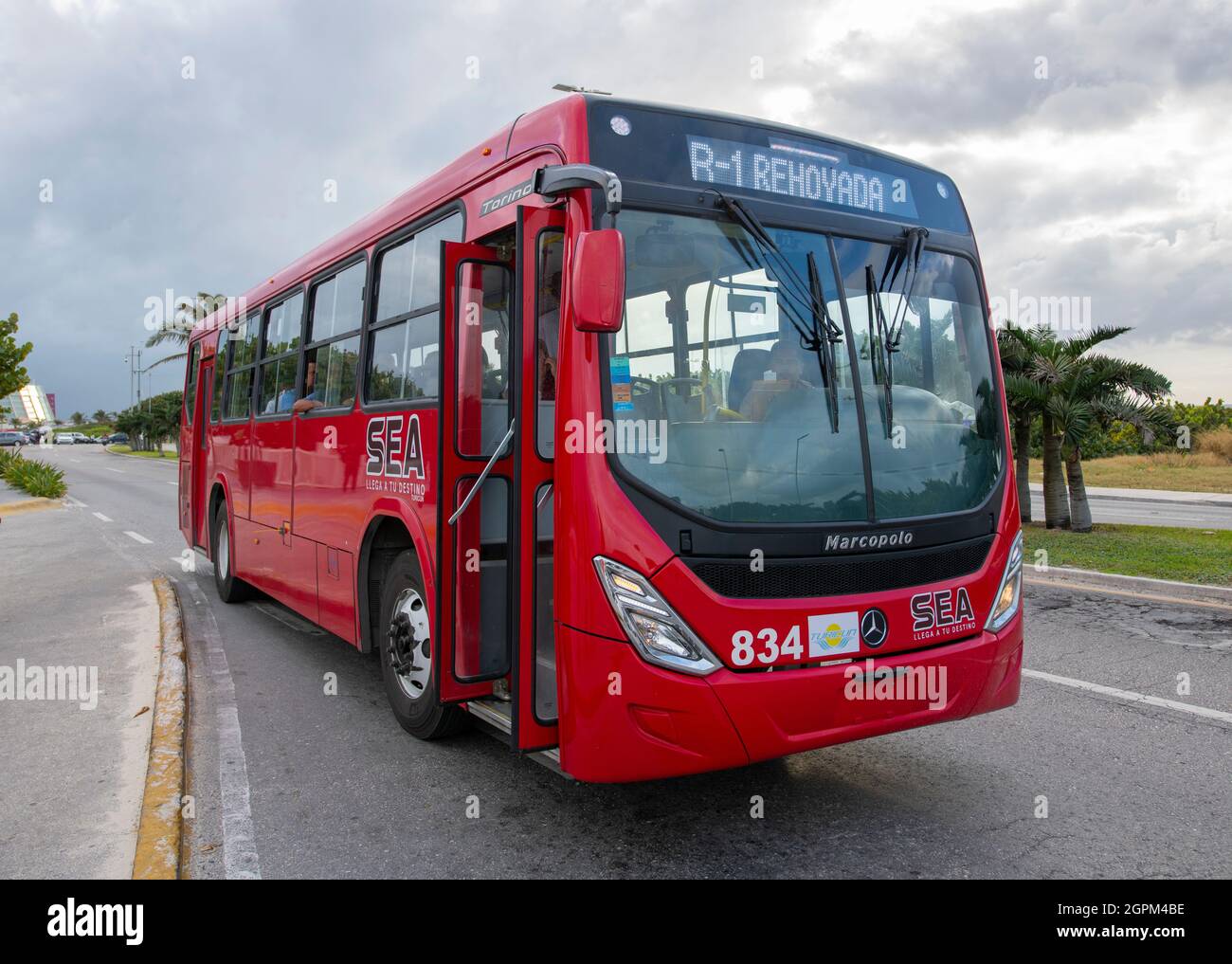 Öffentliche Buslinie R-1 von Cancun in der Hotelzone von Cancun in der Stadt Cancun, Quintana Roo QR, Mexiko. Stockfoto