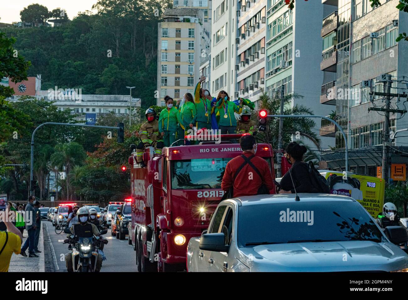 Nitreói, Rio de Janeiro, Brasilien - 6. August 2021: Olympiasiegerinnen im Segelsport 49erFX Martine Grael und Kahena Kunze fahren im offenen Auto durch Thei Stockfoto