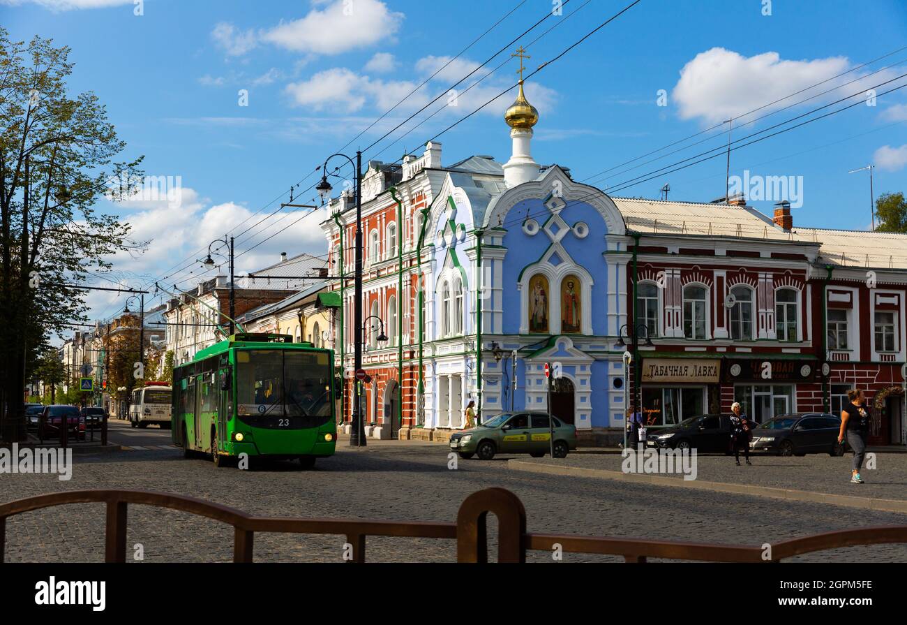 Krestowaja Straße in Rybinsk owith Kapelle der Yugskaja Dorofeeva Eremitage Stockfoto