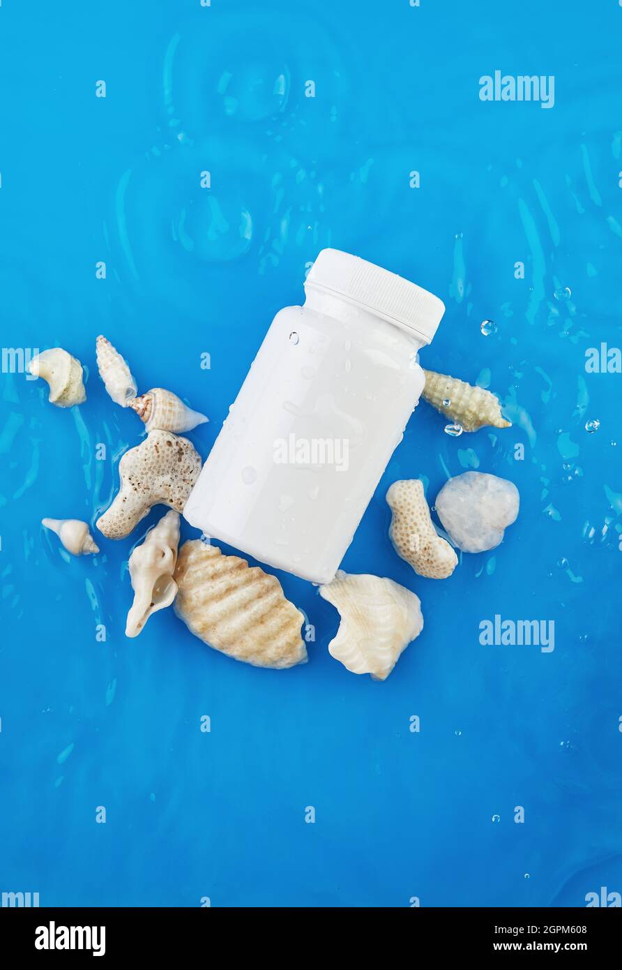 JAR-Mockup auf blauem Hintergrund im Wasser mit Wellen und Muscheln. Stockfoto