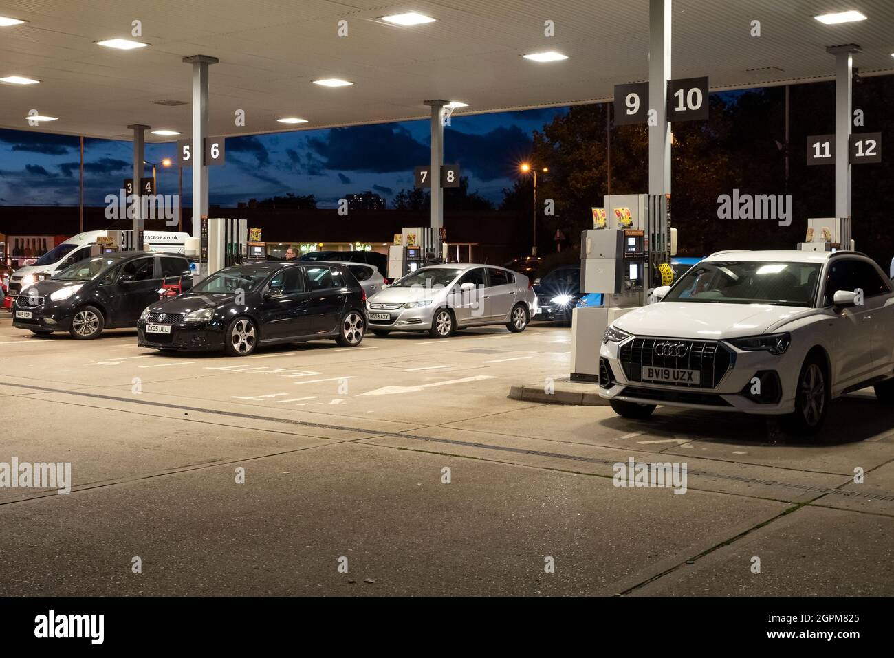 Apsley, Hertfordshire, Großbritannien. September 2021. Autofahrer erleichtert, in der Lage zu sein, füllen an Sainsbury Apsley Tankstelle. Frühere Autofahrer hatten sich schon einige Zeit in der Schlange gestellt, bevor ein Tanker, der bleifreies E10-Benzin lieferte, seine Ladung abgab. Viele Tankstellen in Hertfordshire und den umliegenden Grafschaften wurden geschlossen. Als Autofahrer Kraftstoff kaufen konnten, war es dunkel. Kredit: Stephen Bell/Alamy Stockfoto