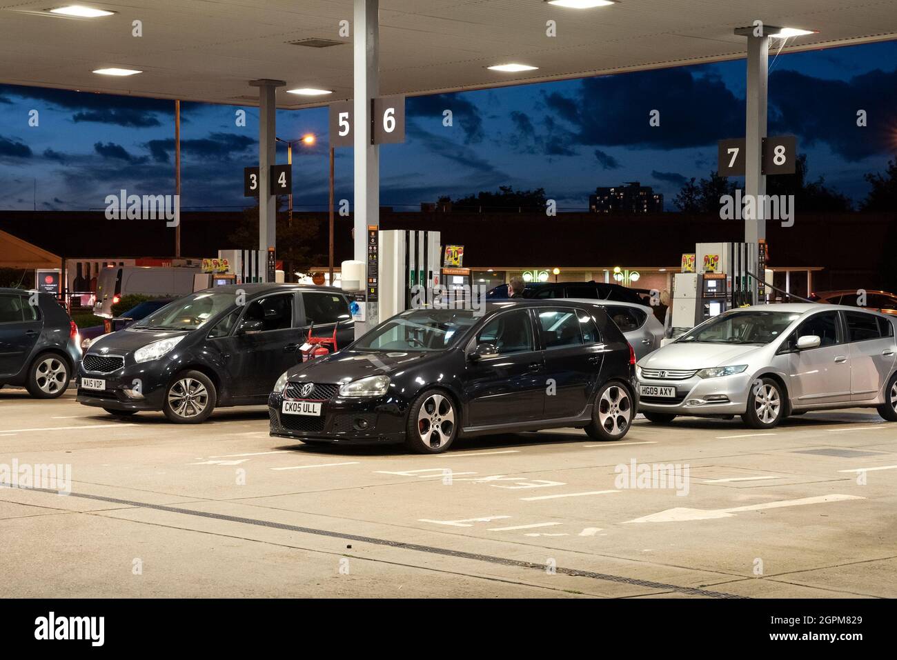 Apsley, Hertfordshire, Großbritannien. September 2021. Autofahrer erleichtert, in der Lage zu sein, füllen an Sainsbury Apsley Tankstelle. Frühere Autofahrer hatten sich schon einige Zeit in der Schlange gestellt, bevor ein Tanker, der bleifreies E10-Benzin lieferte, seine Ladung abgab. Viele Tankstellen in Hertfordshire und den umliegenden Grafschaften wurden geschlossen. Als Autofahrer Kraftstoff kaufen konnten, war es dunkel. Kredit: Stephen Bell/Alamy Stockfoto