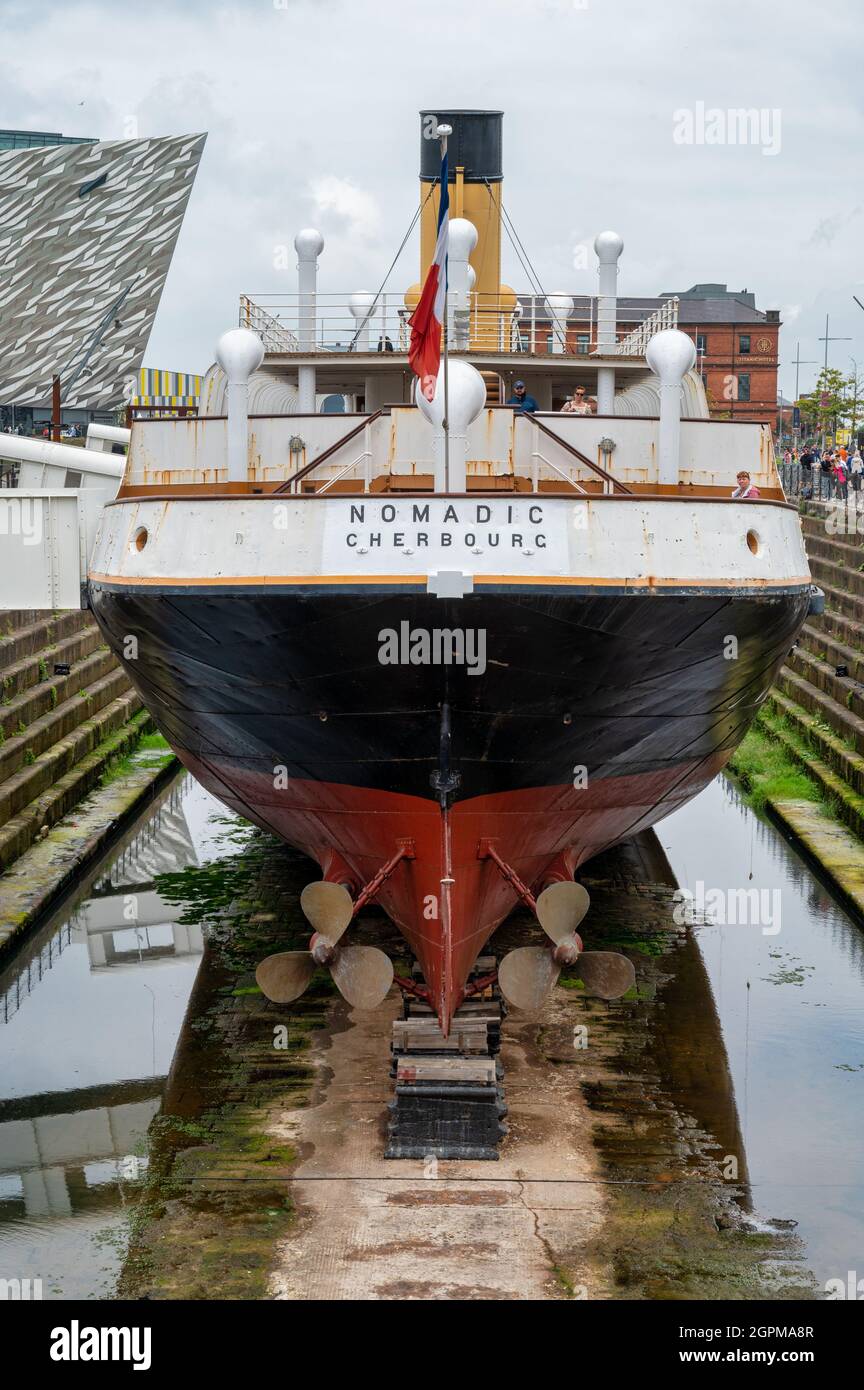 Belfast, N.Ireland - 4. September 2021: Das Boot des Nomadic Cherbough in der Nähe des Titanic Museums in Belfast. Stockfoto