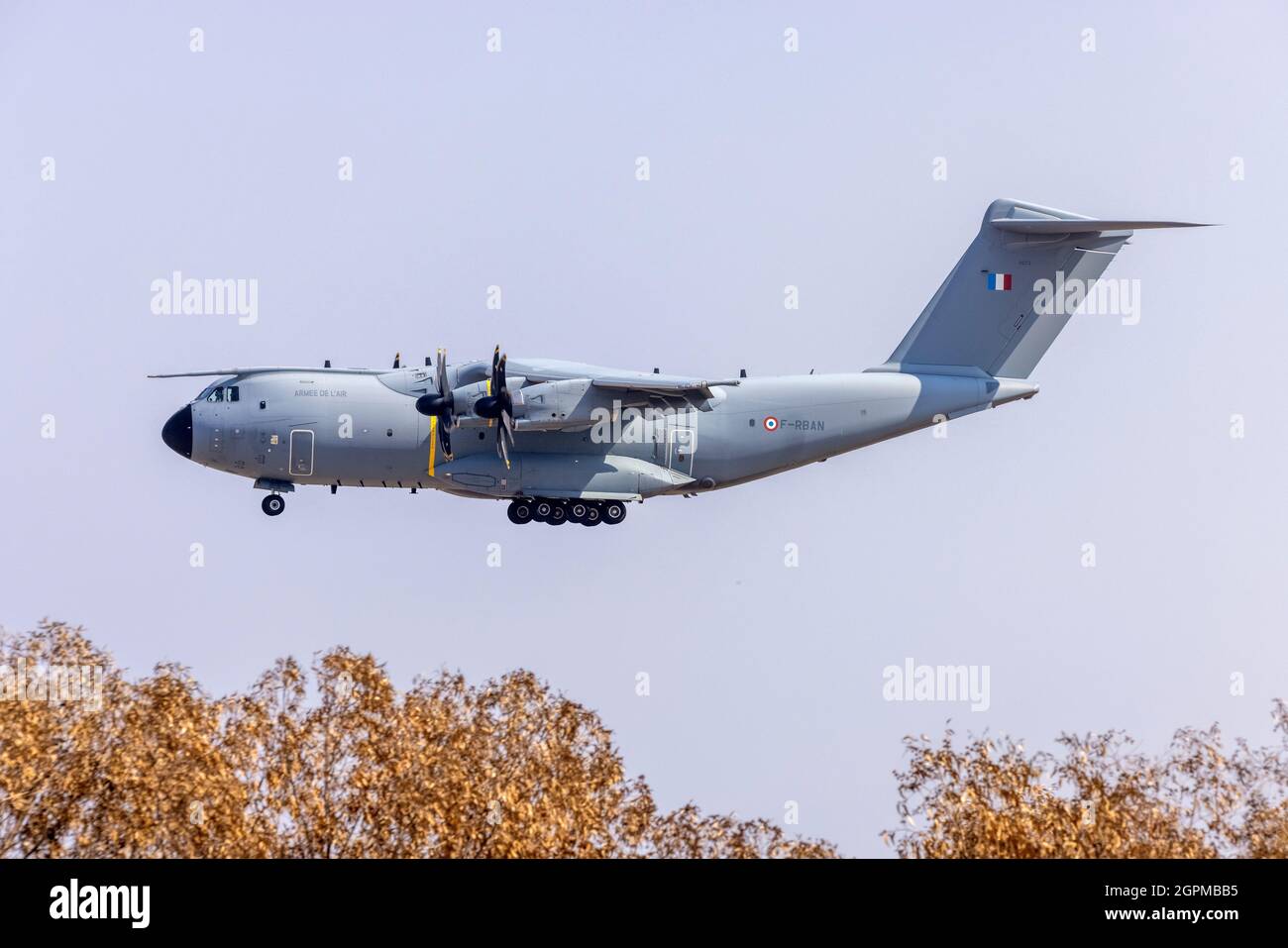 Airbus A400M-180 der französischen Luftwaffe (REG: F-RBAN) auf der Finalbahn 31. Stockfoto