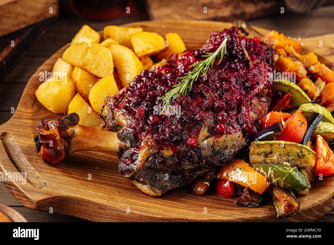Lammknöchel mit Preiselbeersauce und Gemüse Stockfoto