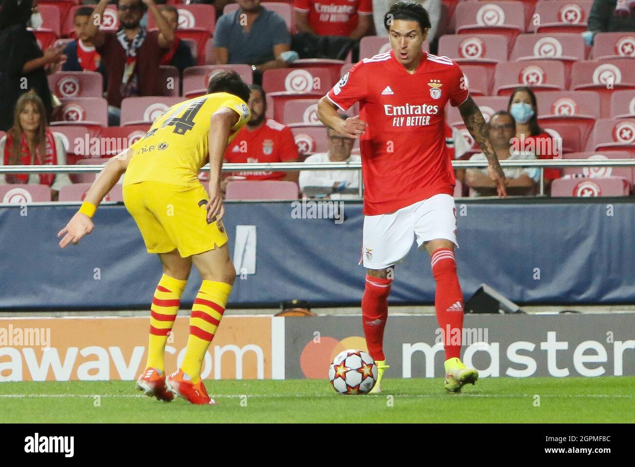 Lissabon, Portugal. September 2021. Darwin Nunez von Benfica und Eric Garcia vom FC Barcelona während des UEFA Champions League-, Gruppen-E-Fußballspiels zwischen SL Benfica und dem FC Barcelona am 29. September 2021 im Estadio da Luz in Lissabon, Portugal - Foto Laurent Lairys/DPPI Credit: DPPI Media/Alamy Live News Stockfoto