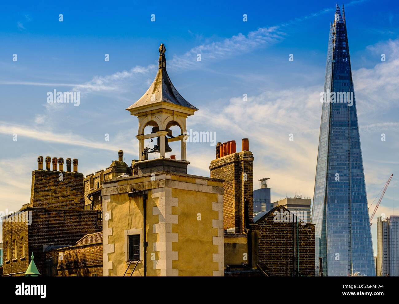Glockenturm der St. Peter's Chapel am Tower of London, mit dem Shard im Hintergrund. Stockfoto