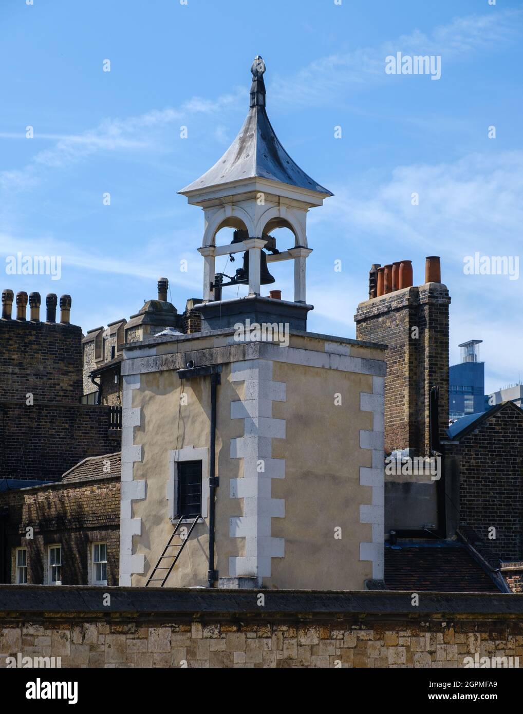 Glockenturm der St. Peter's Chapel am Tower of London, England. Stockfoto