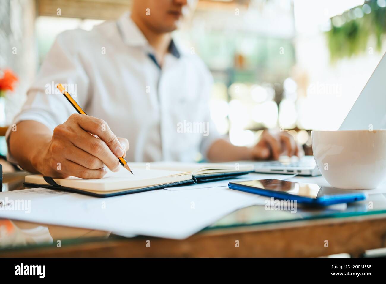 Administrator Geschäftsmann macht Bericht, Berechnung des Saldos. Unternehmen, die Einkommensdiagramme, Grafiken und Daten in der Tabelle analysieren. Stockfoto