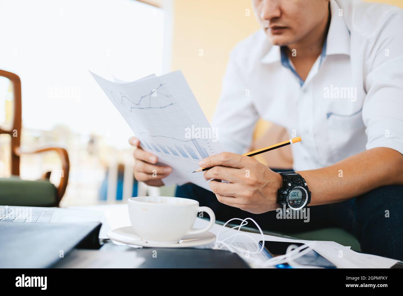 Administrator Geschäftsmann macht Bericht, Berechnung des Saldos. Unternehmen, die Einkommensdiagramme, Grafiken und Daten in der Tabelle analysieren. Stockfoto