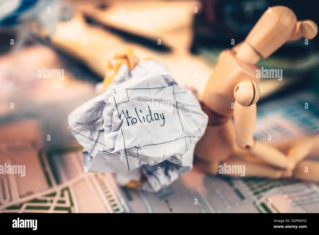 Cramp Papierkalender mit dem Wort Feiertag geschrieben. Storno- und Fail-Plan Reise, Urlaub, Berufung und Neujahr-Konzept. Stockfoto
