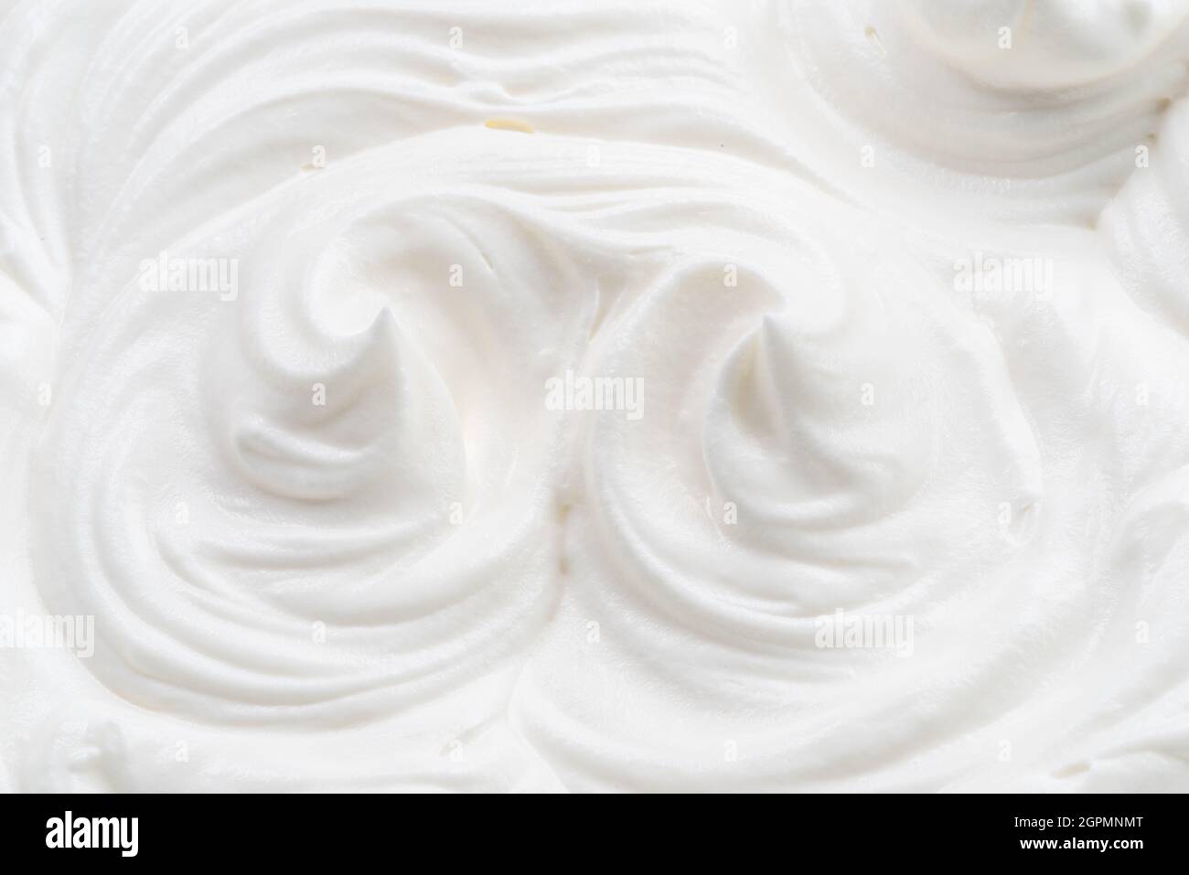 Pics und Wellen in Joghurt oder Creme Oberfläche. Draufsicht. Stockfoto