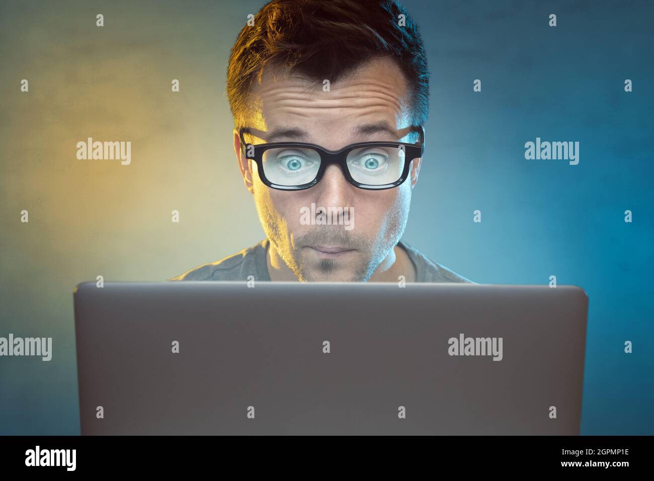 Mann vor einem Laptopcomputer Stockfoto