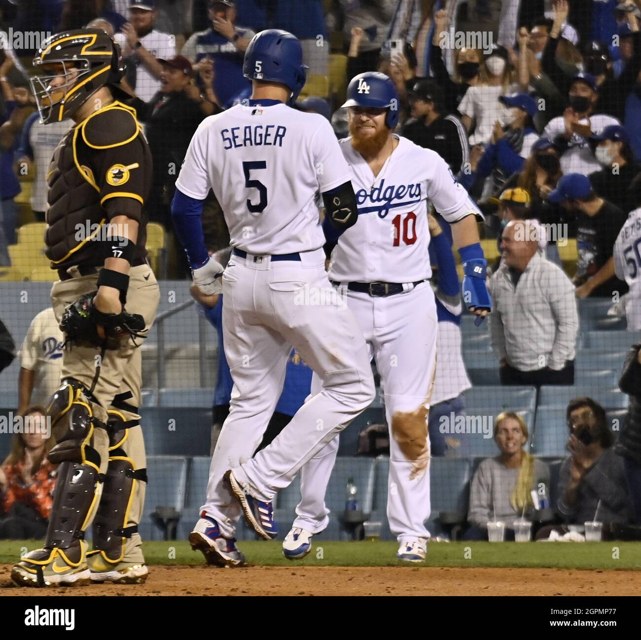 Los Angeles, USA. September 2021. Padres Catcher Victor Caratini (L) schaut weg, als Justin Turner von Los Angeles Dodgers (10) und Corey Seager (5) am Mittwoch, den 29. September 2021, im Dodger Stadium in Los Angeles den siegreichen zweiläufigen Heimlauf von Seager gegen die San Diego Padres feiern. Die Dodgers besiegten die Padres 11-9. Foto von Jim Ruymen/UPI Credit: UPI/Alamy Live News Stockfoto