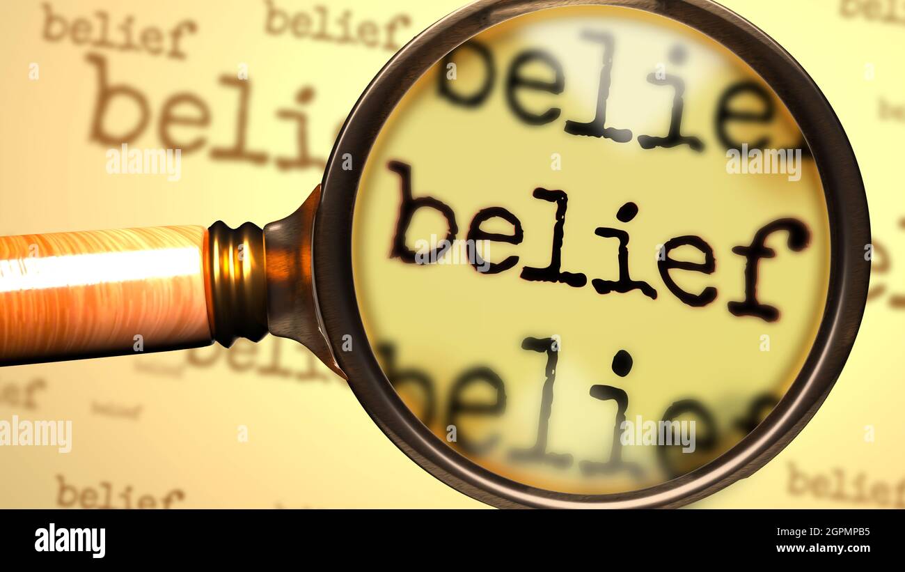 Glaube und eine Lupe auf dem englischen Wort Glaube symbolisieren Studium, Untersuchung oder Suche nach einer Erklärung und Antworten im Zusammenhang mit einem Konzept Stockfoto