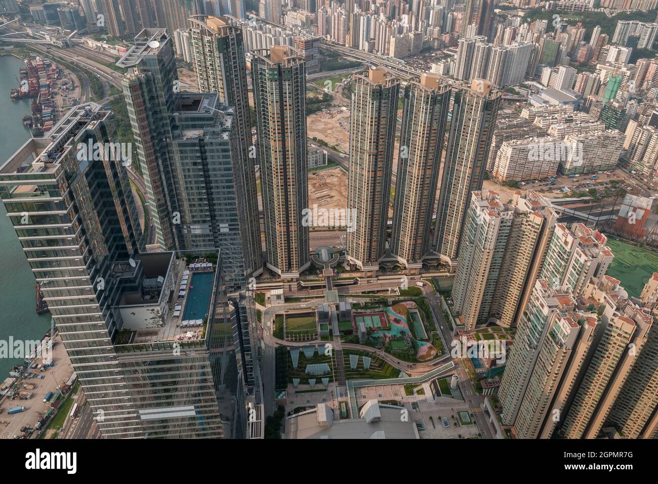 Die hohen Wohntürme des Union Square, West Kowloon vom 106. Stock des ICC im Jahr 2009 aus gesehen: (l-r) The Cullinan, Sorrento, The Waterfront Stockfoto