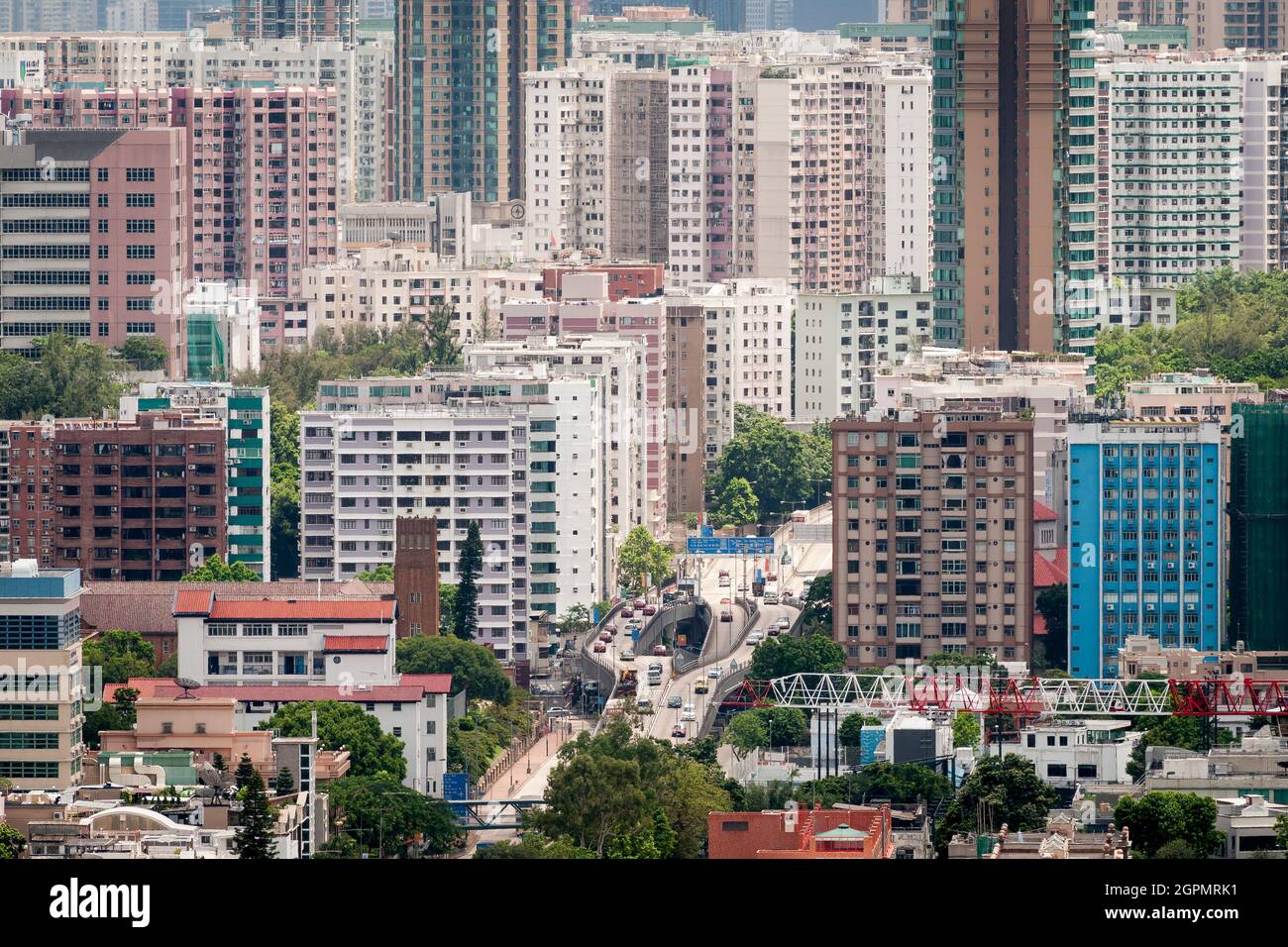 Teleansicht nach Süden, von einem Wohnblock in Beacon Hill, auf Kowloon Tong und Ho man Tin in Kowloon, Hongkong, im Jahr 2009 Stockfoto