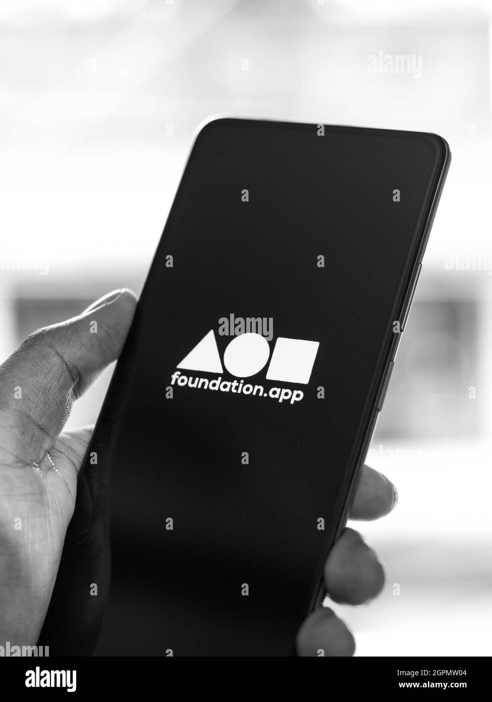 West Bangal, Indien - 28. September 2021 : Foundation NFT-Logo auf Telefonbildschirm Stock Bild. Stockfoto