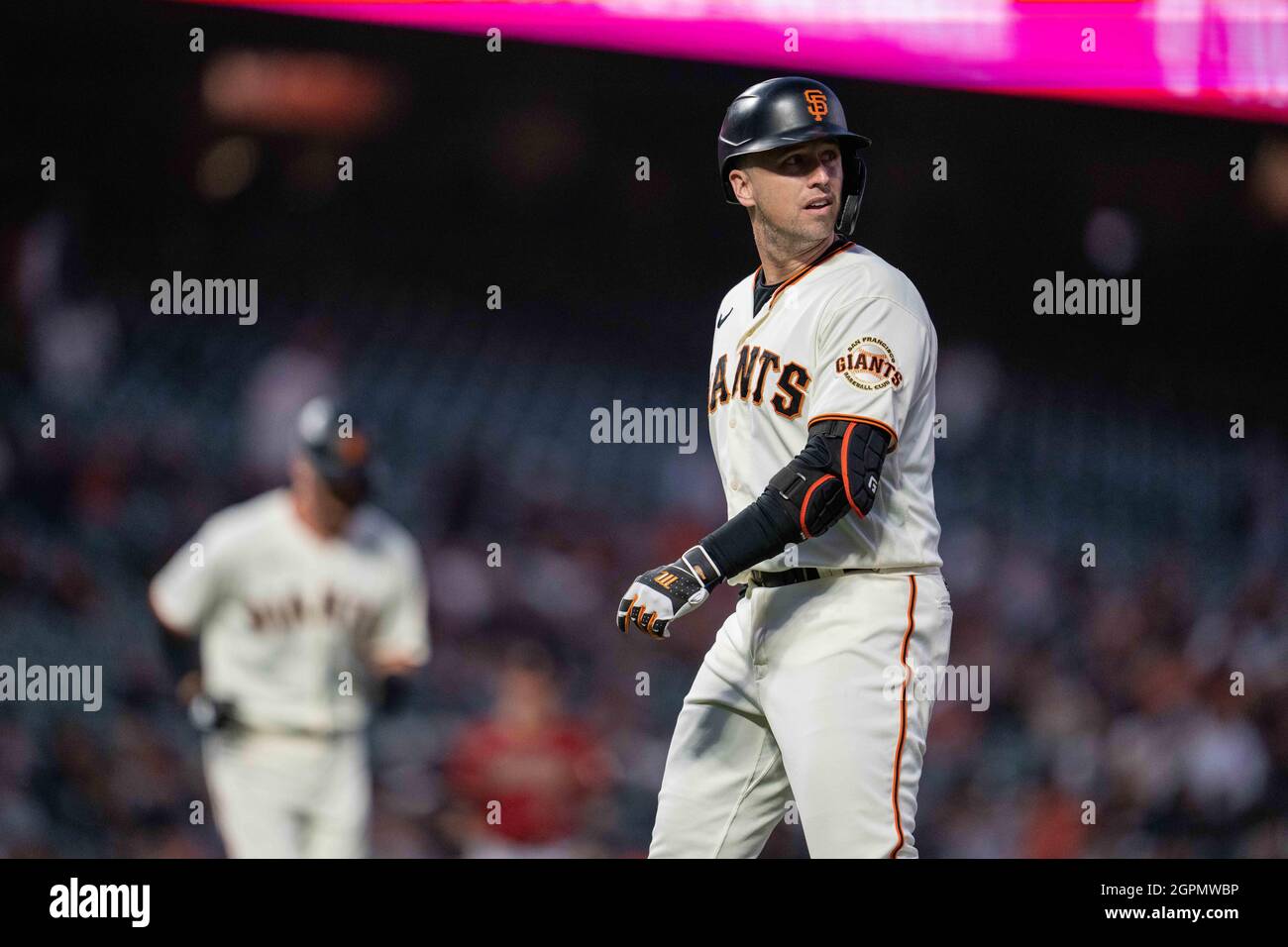 Buster Posey (28) reagiert, nachdem sein Ball beim ersten Inning gegen die Arizona Diamondbacks in San Francisco am 29. September 2021 als Foul bezeichnet wurde. (Bild: Sport/Neville Guard) Stockfoto